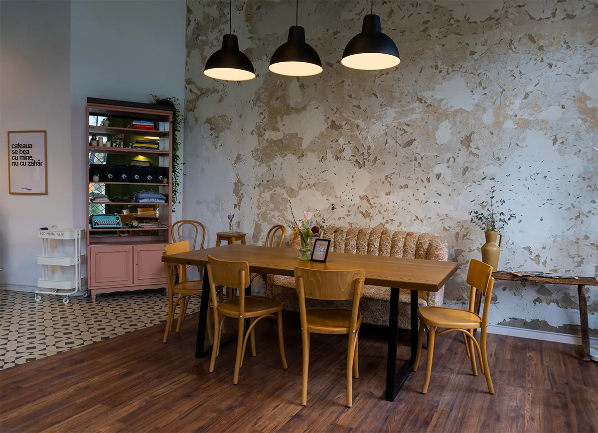 Bentwood bistro chairs for restaurant spaces